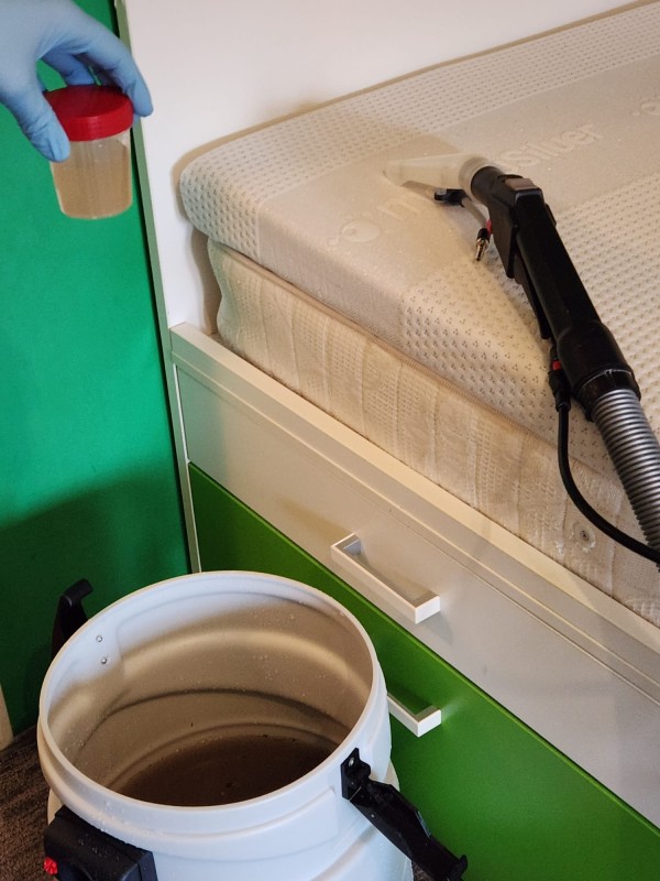 Mikrobiološka analiza uzorka tekućine izuzete nakon strojnog čišćenja madraca