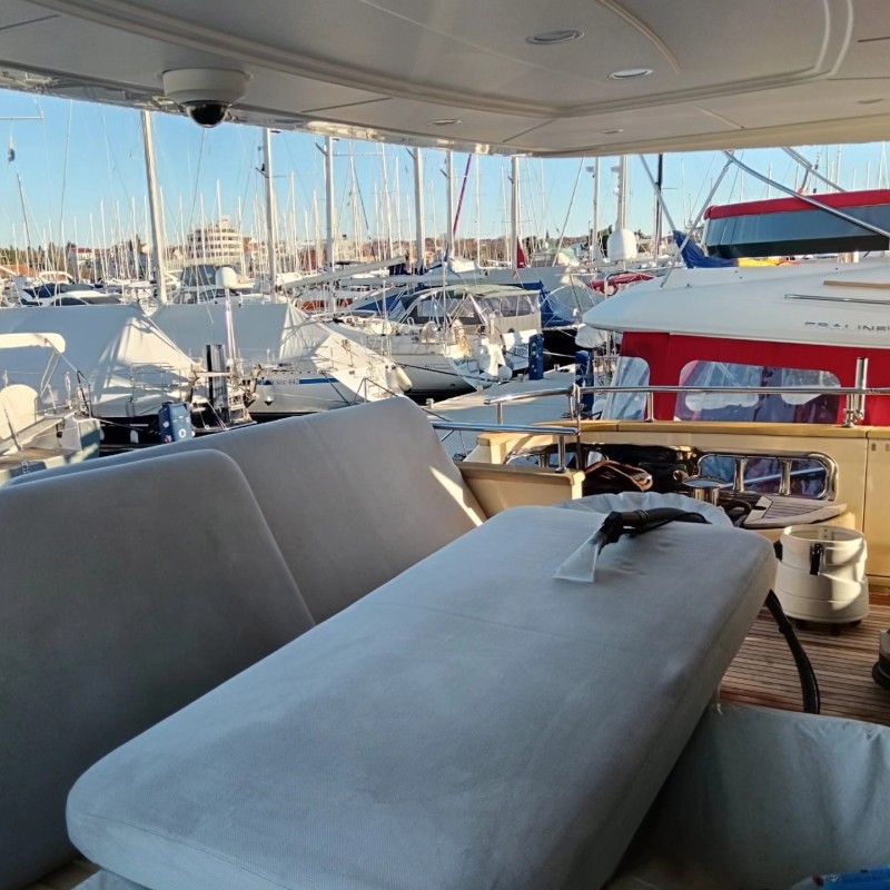 Temeljito čistimo kompletnu unutrašnjost brodova, jahti, jedrilica i ostalih plovila